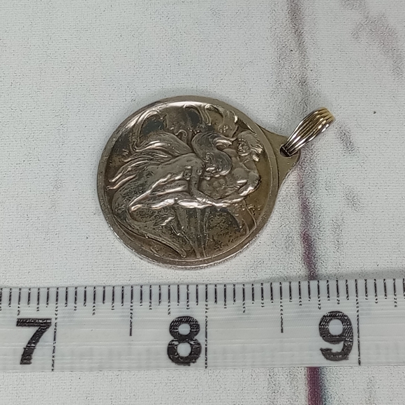 HM 1976 Valentine's Day Medallion Pendant - Picture 9 of 11